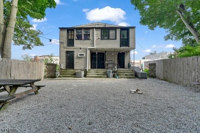 Building Photo - 38 Morris St