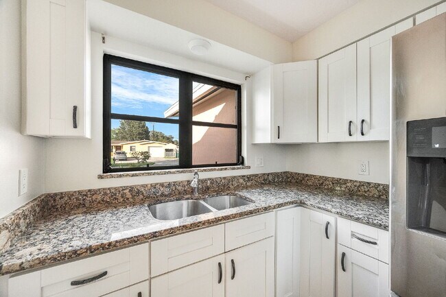 Building Photo - 5 BR/3BA pool home in Merritt Island- NO HOA!