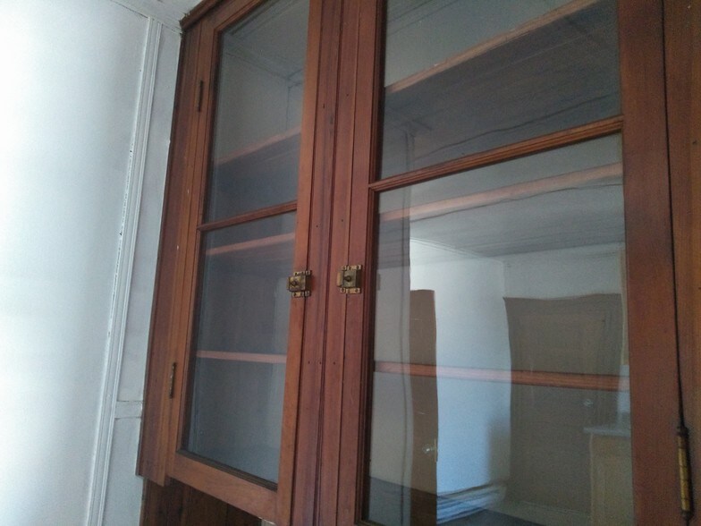 Building Photo - 261 Maple St