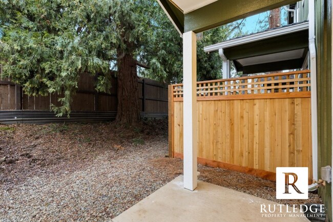 Building Photo - 565 G St