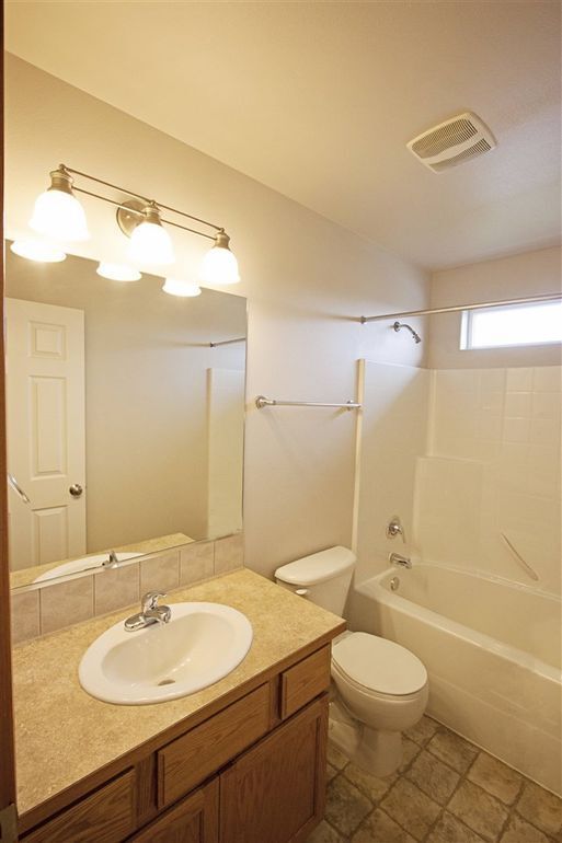 Building Photo - Beautiful 3 bedroom 2 1/2 bath home availa...
