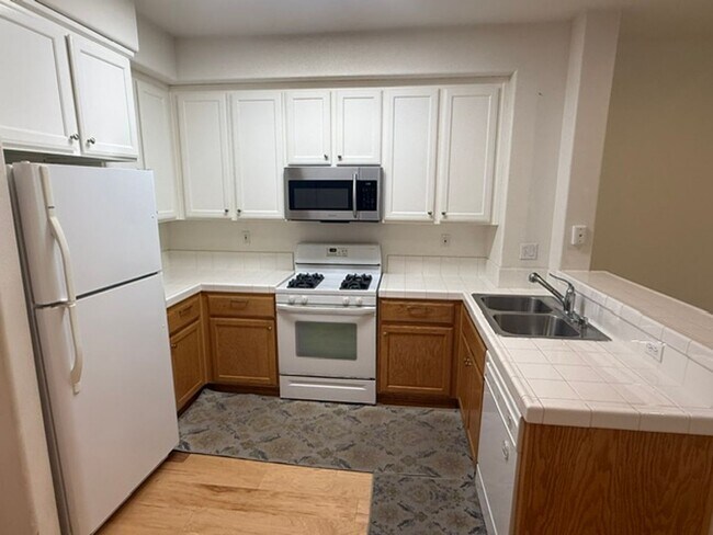 Building Photo - Large 3-Bedroom, 3.5 Bathroom Townhome in Metro Walk Village Neighborhood