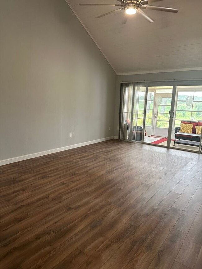 Building Photo - Cozy Condo in Errol Estates
