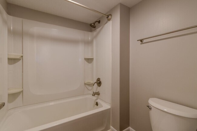 Building Photo - Spacious Dream Apartment — Right Where You...