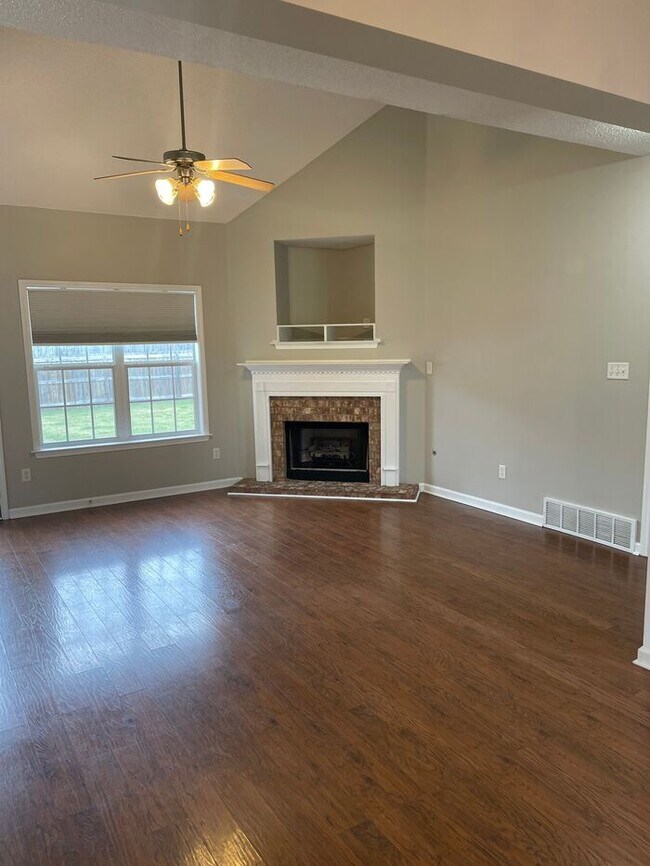 Building Photo - Four Bedroom Lakeland Home