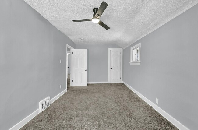 Building Photo - 1728 Hillview Rd