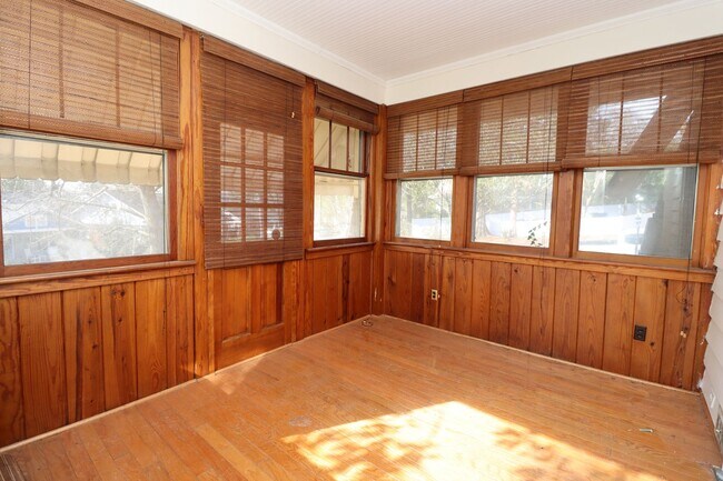 Building Photo - Live just minutes from USC, Five Points, a...