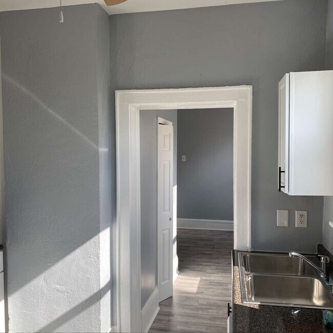 Building Photo - 1341 E Long St