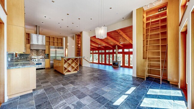 Building Photo - 812 Leslie Rd