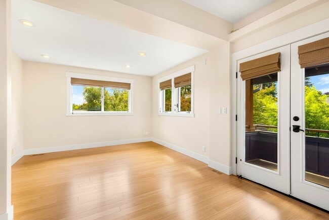 Building Photo - Charming Ravenna home with 5 bedrooms, 4 b...