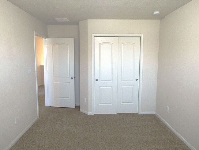 Building Photo - Spacious, Modern and Conveniently Located ...