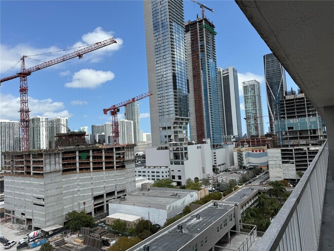 Building Photo - 915 NW 1st Ave