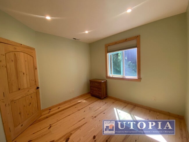Building Photo - Gorgeous 4-bedroom, 2-bathroom Forest Lake Home with Deck, Office & Scenic Redwood Views