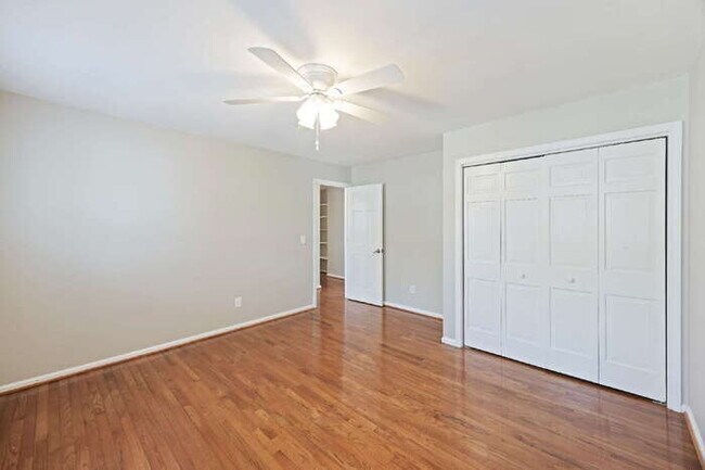 Building Photo - 100 Lakeview Dr