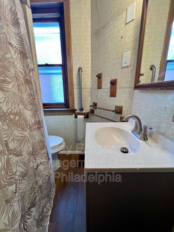 Building Photo - 502 Buttonwood St