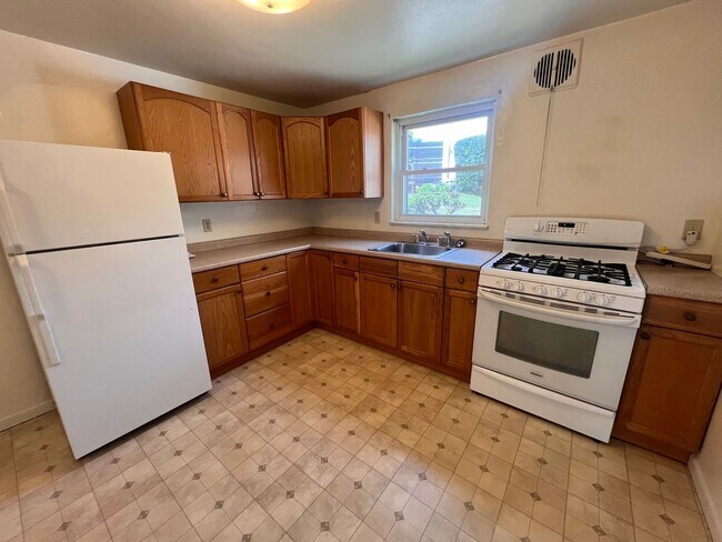 Building Photo - 1121 Clippert St