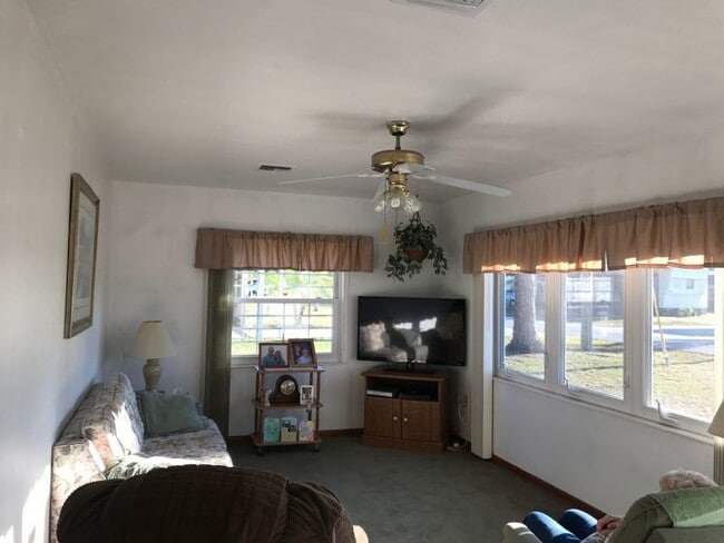 Building Photo - 1601 Dolphin Dr