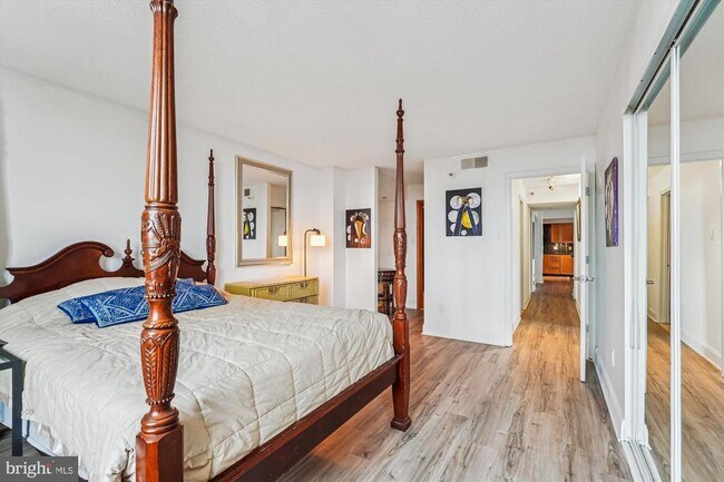 Building Photo - 7401 Westlake Terrace