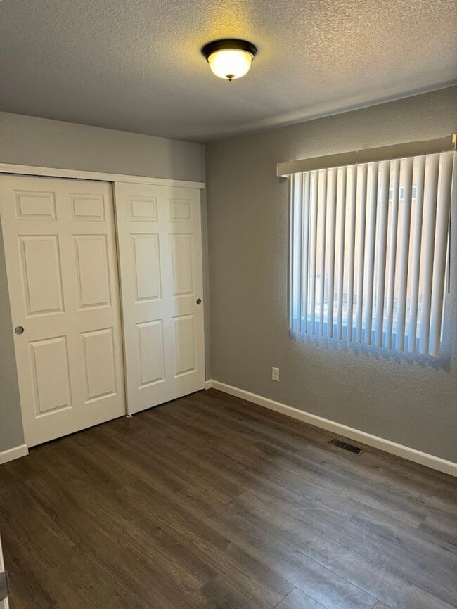 Building Photo - 324-326 W Coral Dr