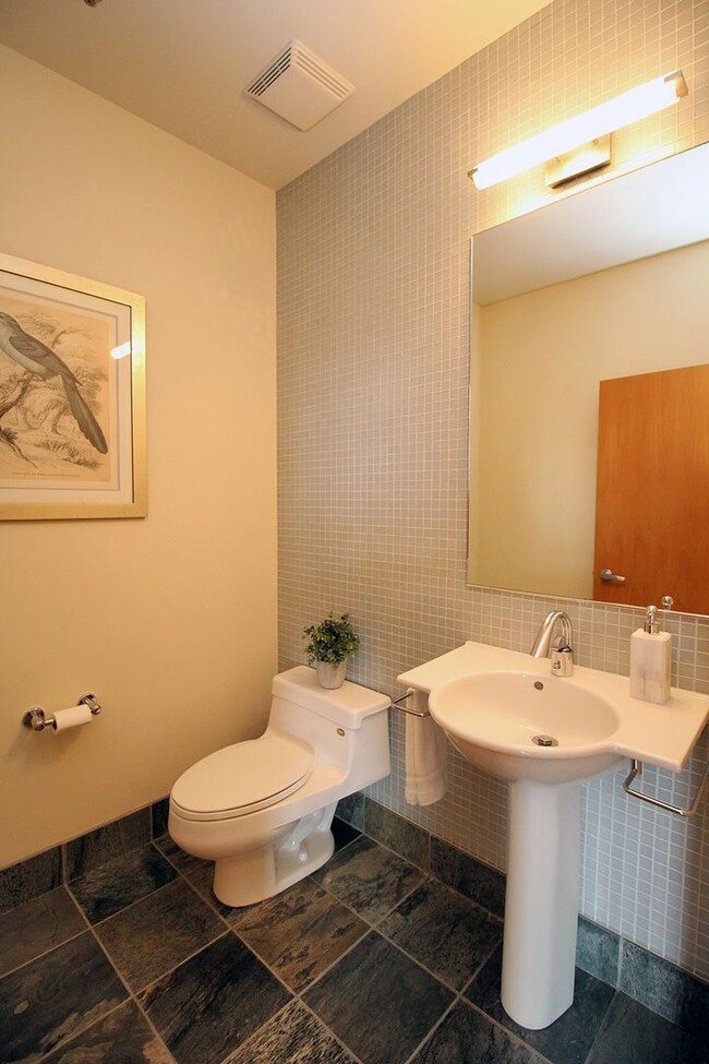 Building Photo - Epitome of Luxury: Spacious 2 Bedroom Pent...