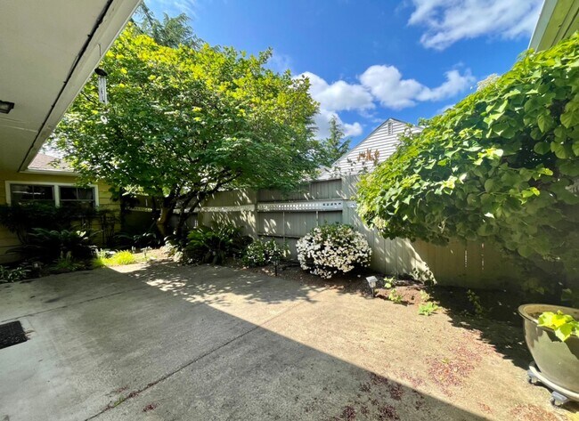 Building Photo - Stunning Two-bedroom In SW Portland~ Great...