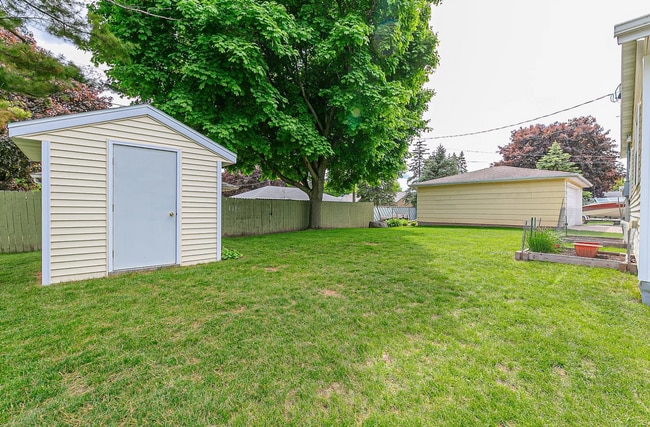Building Photo - 1139 W Hawes Ave