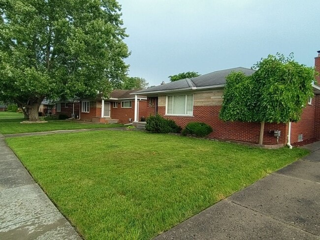 Building Photo - Beautiful, sprawling, brick ranch - $1700/mo