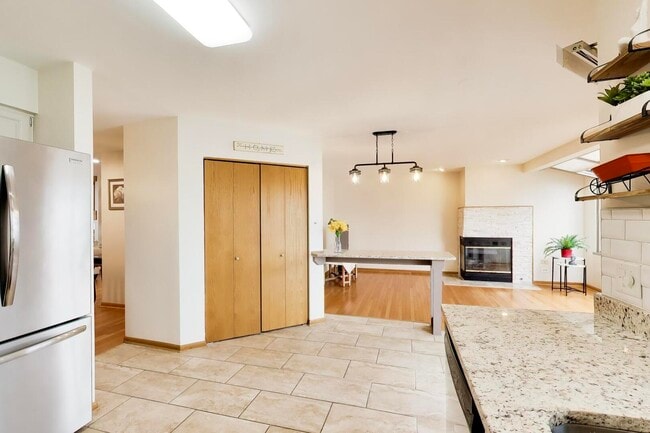 Building Photo - 943 W Essex Pl