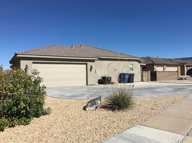 Building Photo - Beautiful 3 Bedroom, 2 bathroom Home in Hu...