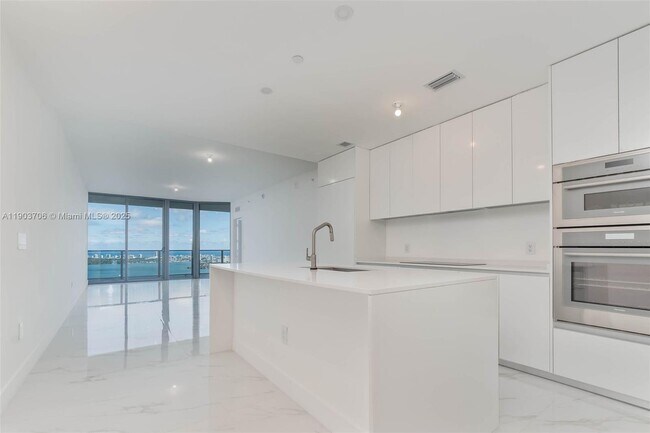 Building Photo - 700 NE 24th St