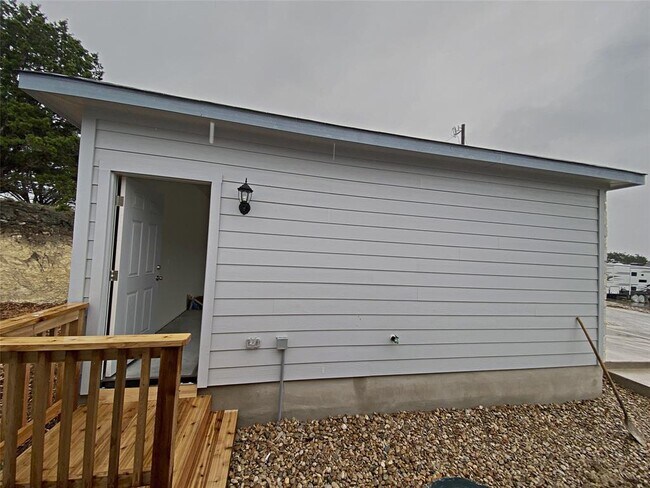 Building Photo - 20915 Oak Dale Dr