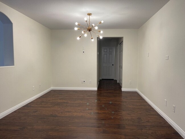 Building Photo - Cozy Town Home For Rent