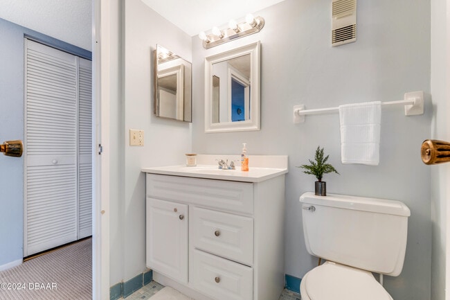 Building Photo - 925 N Halifax Ave