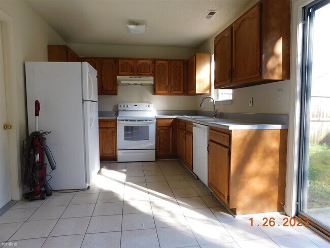 Building Photo - 3 br, 1.5 bath Townhome - 7926 Van Patten Rd