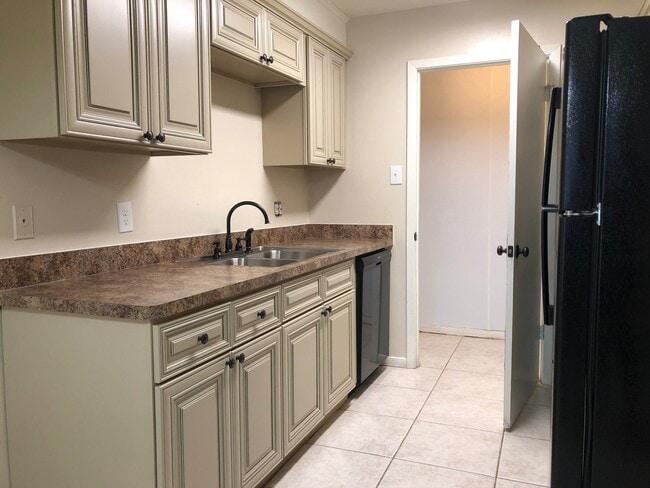 Building Photo - 615SB