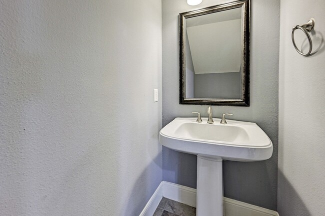 Building Photo - Charming 3-Bedroom Home with Modern Amenit...