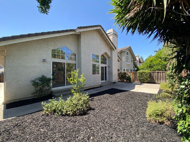 Building Photo - Pleasanton 3 Bd./2 Bath, Lots of Light, Top Rated Schools, Close to 580/680, Shopping & Restaurants