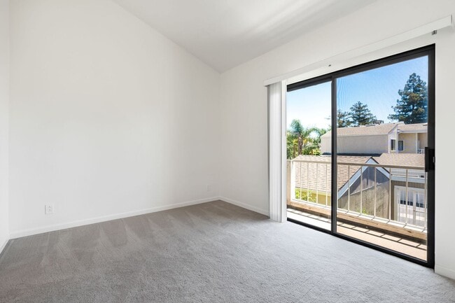 Building Photo - Spacious 2BR/2.5BA Townhome in Prime Milpi...