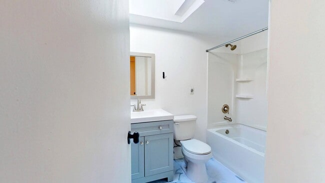 Building Photo - Available April 1 in Richmond Highlands