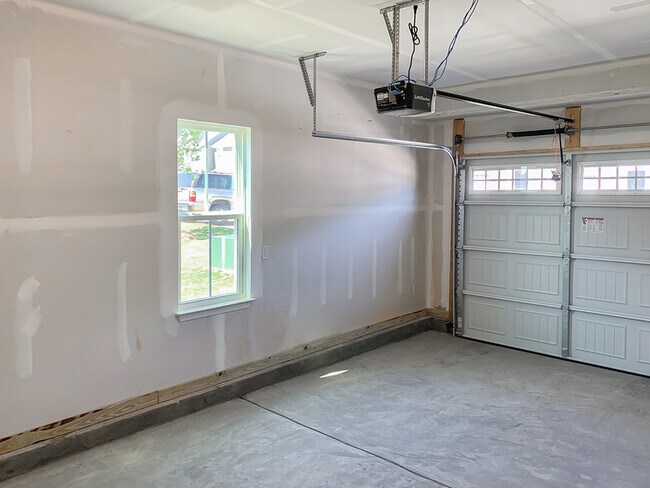 Building Photo - 830 S Buncombe Rd