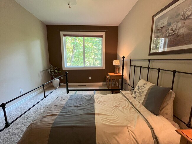 Building Photo - Forest-View Luxury Home with 5 Bedrooms, L...
