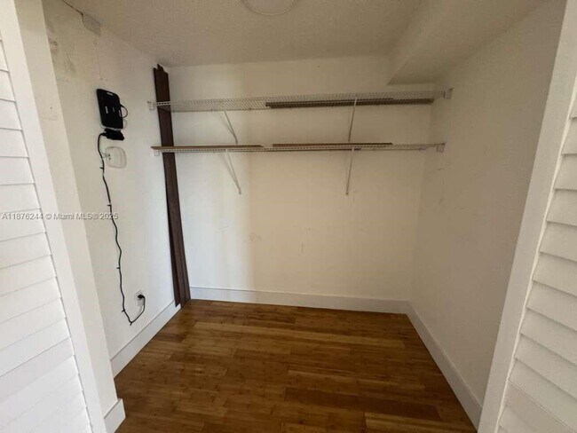 Building Photo - 600 NE 36th St