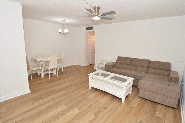 Building Photo - 4700 Cove Cir