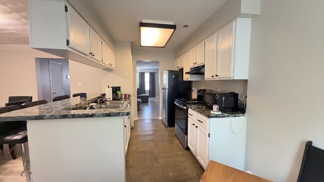 Building Photo - Beautiful 3BR Townhome in Gated Kings Square Community
