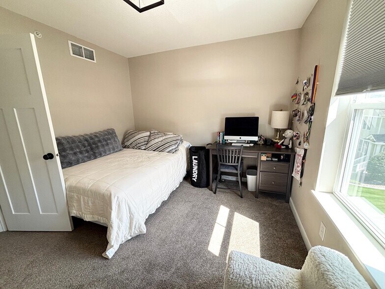 Building Photo - 821 Roselyn Dr