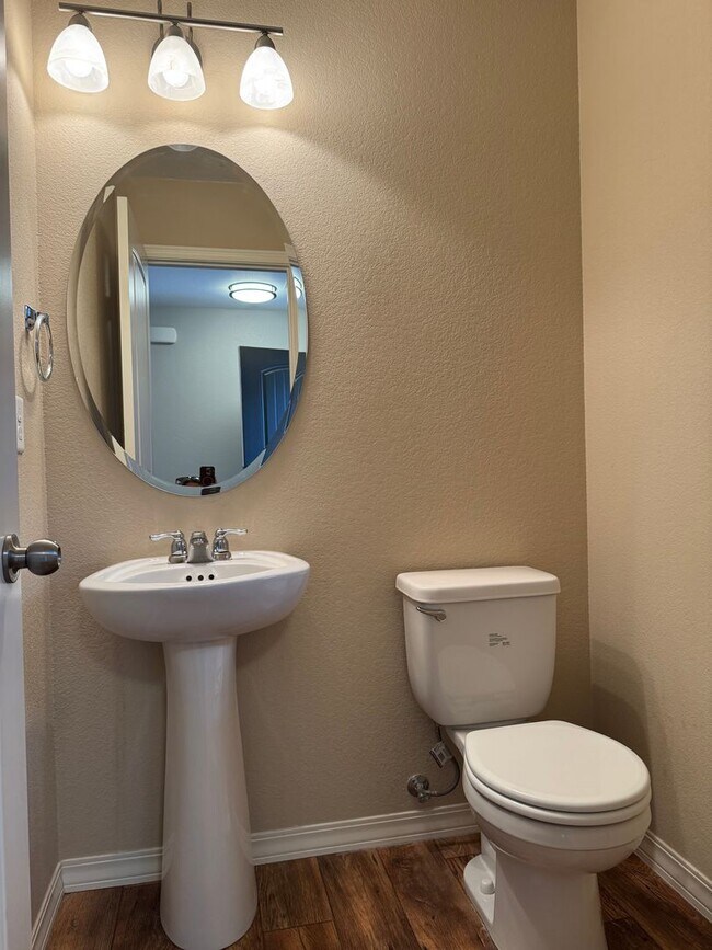 Building Photo - Single Family! 3 bed/2.5 bath, 2-car garage