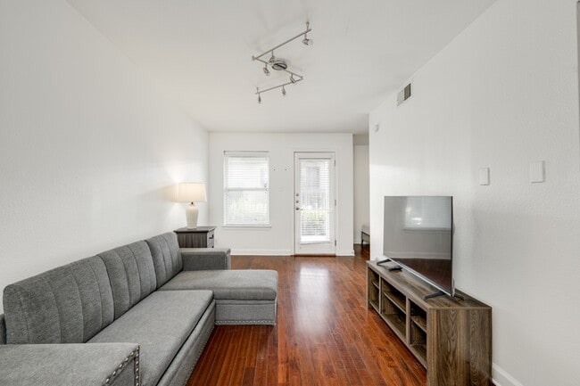 Building Photo - 2020 S Congress Ave