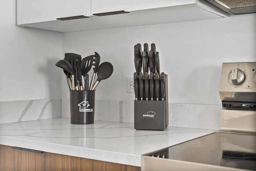 Building Photo - 600 Broadway-SI ID1240317P