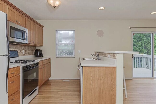 Building Photo - 244 Parktrail Rd