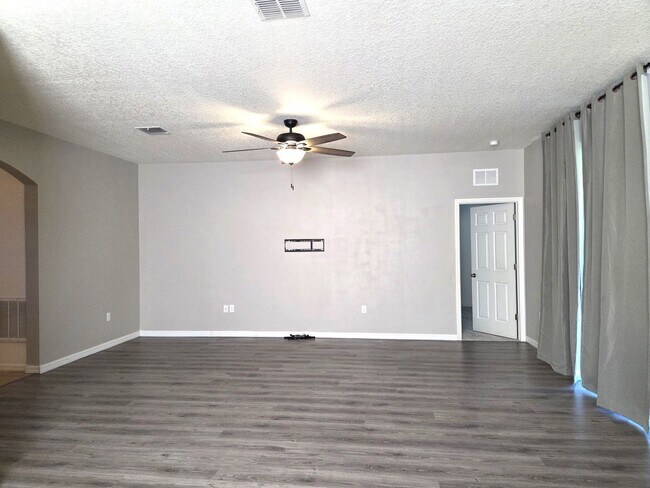 Building Photo - Pet Friendly Home in Southern Ridge